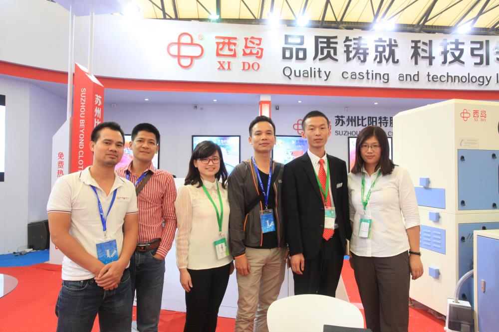 we are automatic down feather filling machine factory.take photo with our client.